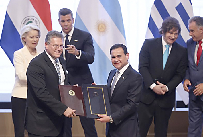 Histórico. La firma del acuerdo entre el Mercosur y la Unión Europea, este sábado, en el Banco Central de Paraguay. Foto: EFE